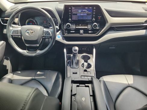 Used 2021 Toyota Highlander XLE FWD image 19