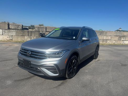 Used 2024 Volkswagen Tiguan SE image 2