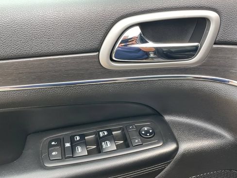 Used 2018 Jeep Grand Cherokee Limited AWD/4WD image 23