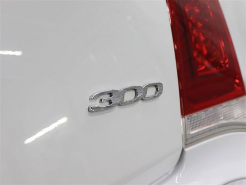 Used 2022 Chrysler 300 Touring image 8
