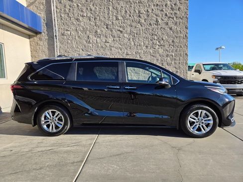 Used 2025 Toyota Sienna Limited image 5