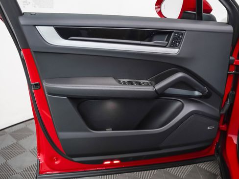 Certified 2025 Porsche Cayenne Coupe image 25