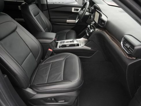 Certified 2022 Ford Explorer Limited w/ Equipment Group 301A image 18