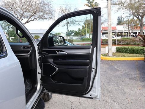 Used 2025 Jeep Wagoneer L Series II w/ 8-pass Seating Package image 25