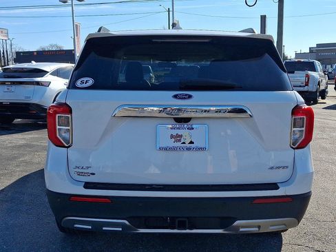 Used 2022 Ford Explorer XLT w/ Equipment Group 202A image 5