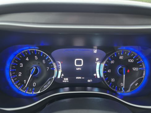 Used 2024 Chrysler Pacifica Touring-L FWD image 19