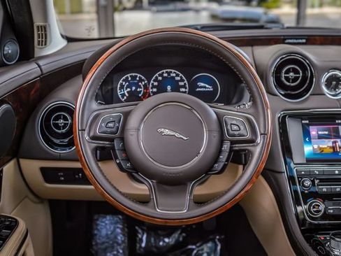 Used 2016 Jaguar XJ R-Sport RWD image 39