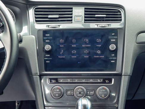 Used 2017 Volkswagen e-Golf SE w/ DC Fast Charging Package image 8