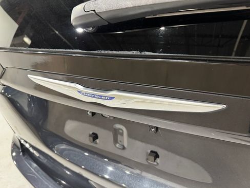 Used 2020 Chrysler Pacifica Touring w/ Advanced Safetytec Group FWD image 35