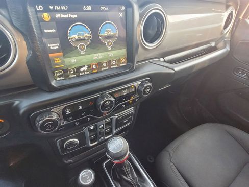 Used 2018 Jeep Wrangler Unlimited Sahara image 30