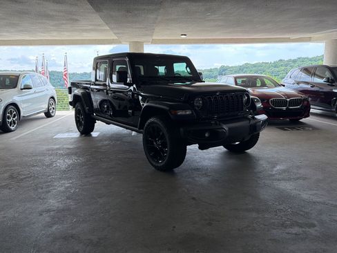 Used 2024 Jeep Gladiator Sport AWD/4WD image 6