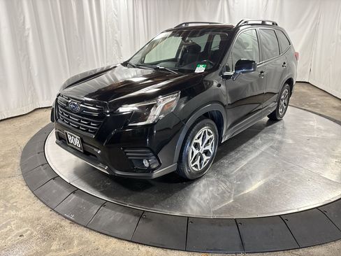Used 2023 Subaru Forester Premium image 1