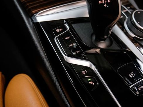 Used 2022 BMW 530e w/ Premium Package image 24