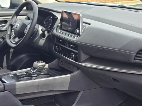Used 2025 Nissan Rogue SV FWD image 8