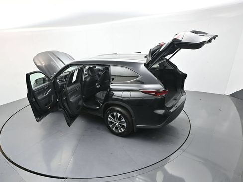 Used 2025 Toyota Highlander XLE AWD/4WD image 37
