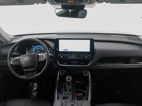 Used 2025 Toyota Grand Highlander AWD image 16