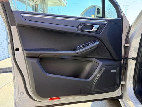 Used 2020 Porsche Macan Turbo image 17