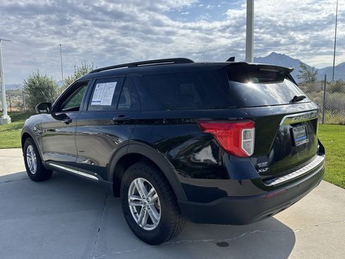 Used 2022 Ford Explorer XLT AWD/4WD image 3