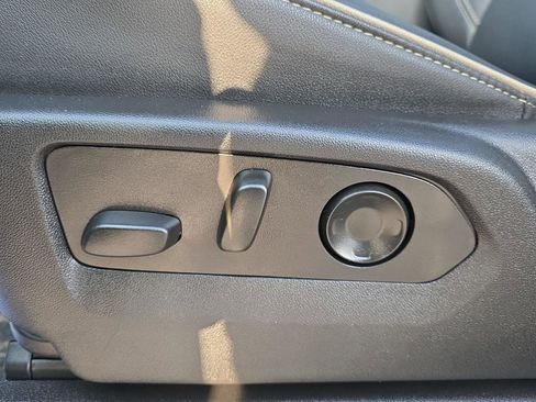 Used 2024 GMC Yukon SLT w/ SLT Luxury Package image 15