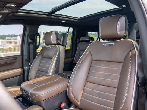 Used 2025 GMC Yukon XL Denali Ultimate AWD/4WD image 5