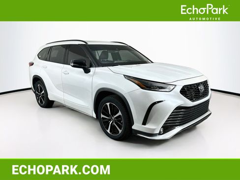 Used 2022 Toyota Highlander XSE AWD/4WD image 1