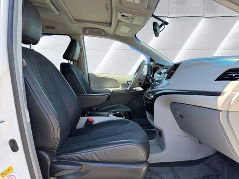 Used 2012 Toyota Sienna SE FWD image 10