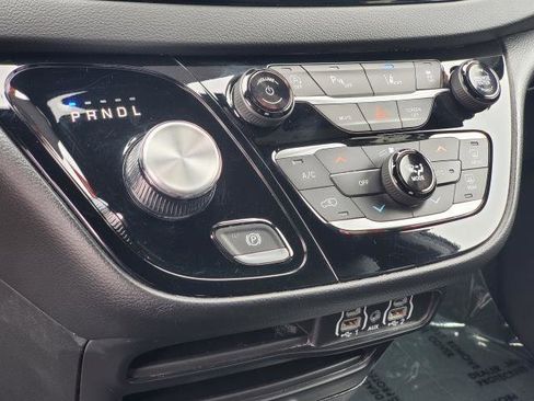 Used 2025 Chrysler Pacifica Select image 17
