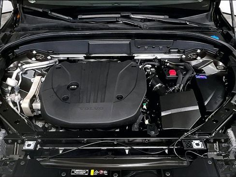 Used 2022 Volvo XC60 B5 Momentum image 9