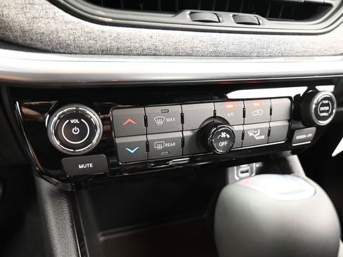 Used 2025 Jeep Compass Latitude image 23