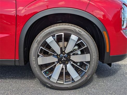 New 2025 Mitsubishi Outlander SE image 11