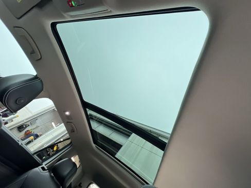 Used 2022 Volkswagen Atlas SEL R-Line image 24