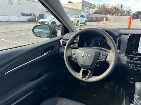 Used 2025 Toyota Camry LE image 33