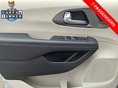Used 2024 Chrysler Pacifica Touring-L FWD image 12