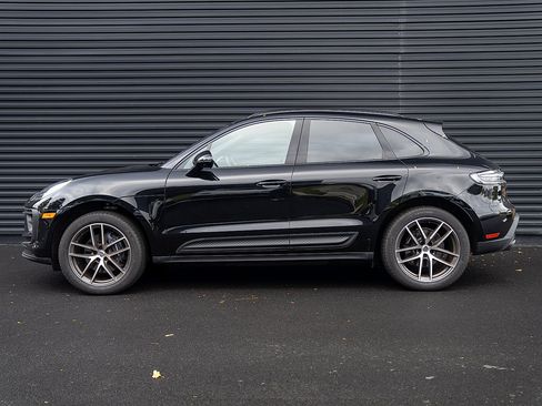 Certified 2025 Porsche Macan image 2