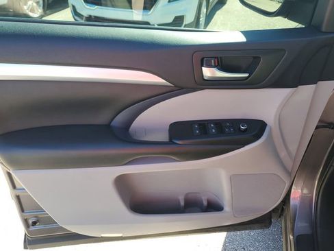 Used 2019 Toyota Highlander XLE image 22