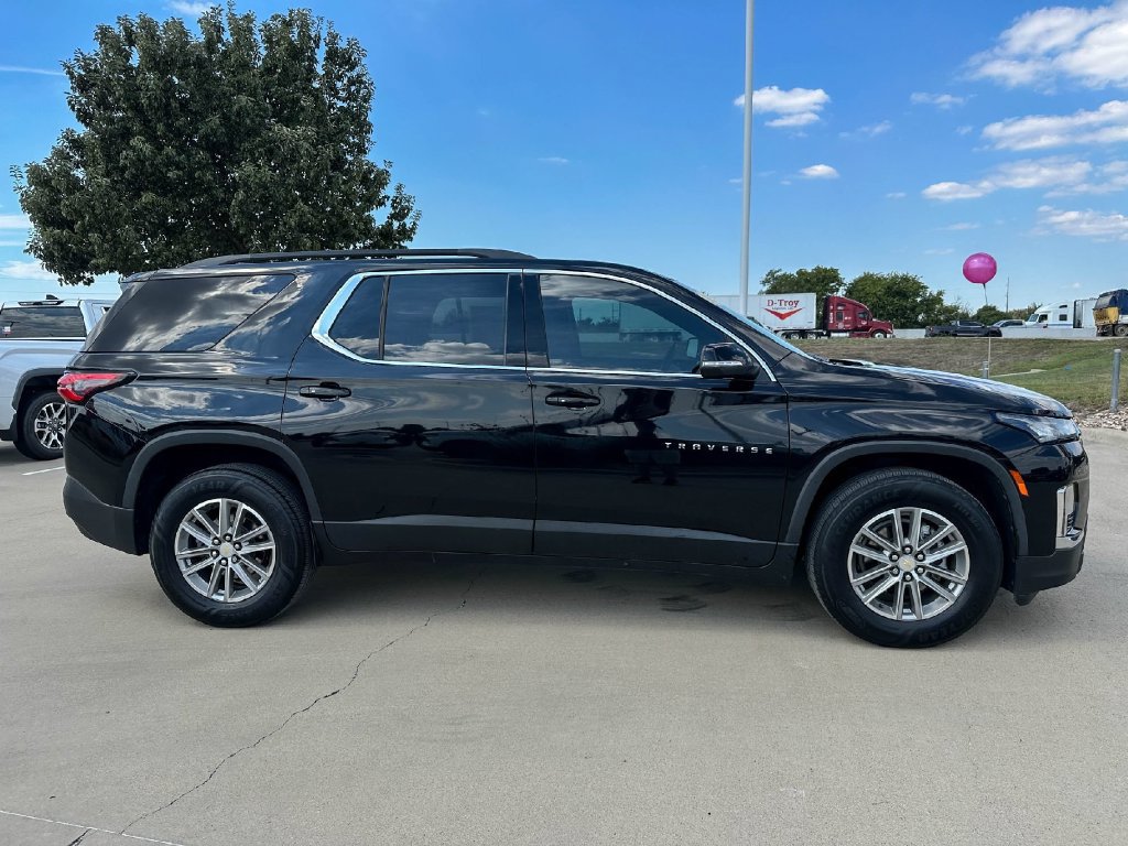 Used 2022 Chevrolet Traverse LT FWD image 2