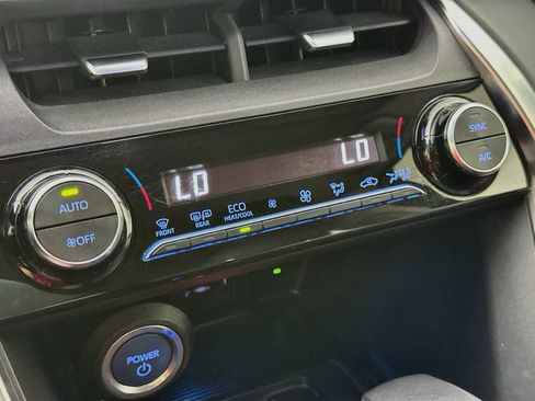 Used 2021 Toyota Venza LE w/ Carpet Mat Package (TMS) AWD/4WD image 18