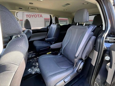 Used 2025 Kia Carnival LX image 24