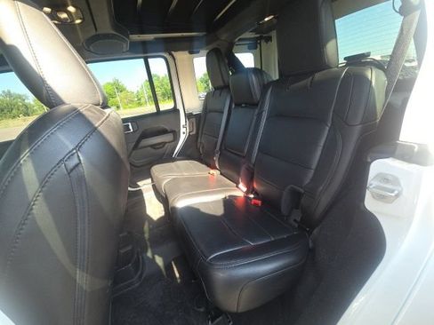 Used 2022 Jeep Wrangler Unlimited Sahara AWD/4WD image 17
