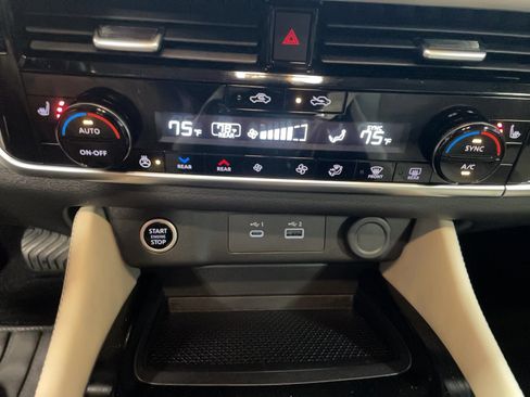 Used 2023 Nissan Rogue SL w/ SL Premium Package image 12