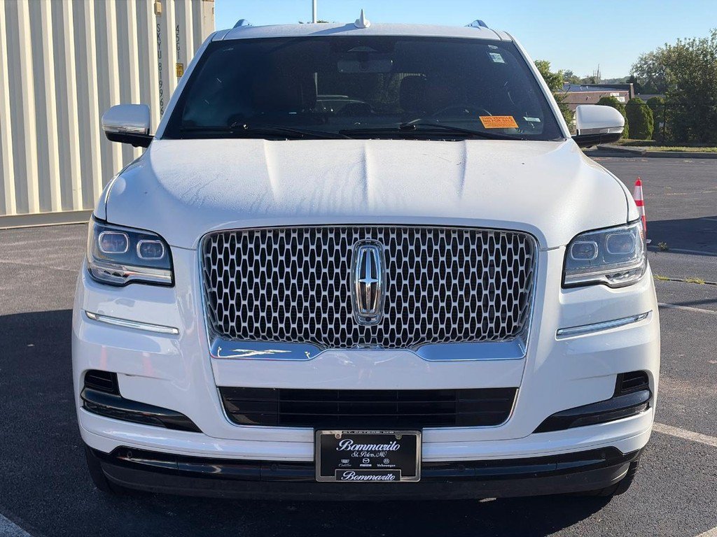 Used 2023 Lincoln Navigator Reserve AWD/4WD image 2