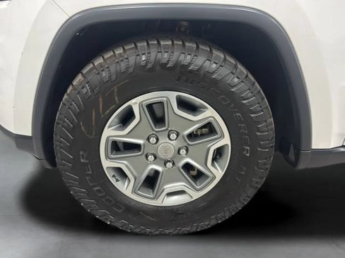Used 2018 Jeep Grand Cherokee Laredo AWD/4WD image 30