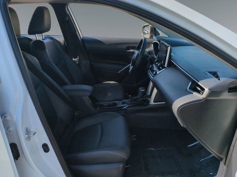 Used 2022 Toyota Corolla Cross XLE image 15