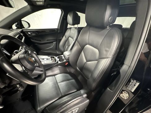 Used 2024 Porsche Macan AWD/4WD image 3