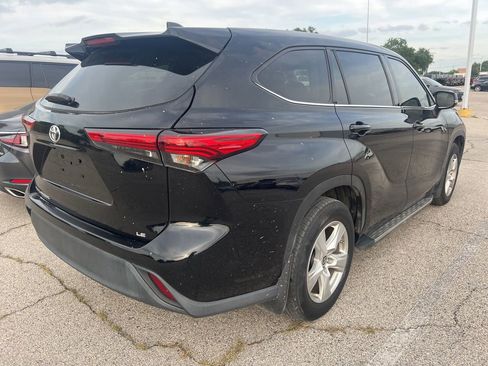 Used 2022 Toyota Highlander LE FWD image 4