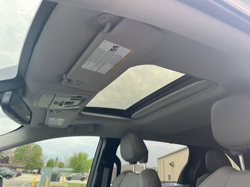 Used 2025 Toyota Sienna XLE FWD image 13
