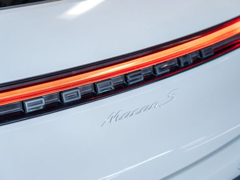 Certified 2022 Porsche Macan S AWD/4WD image 18