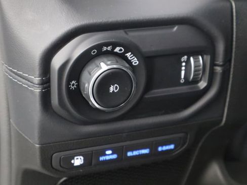 Used 2025 Jeep Wrangler Unlimited Sahara AWD/4WD image 23