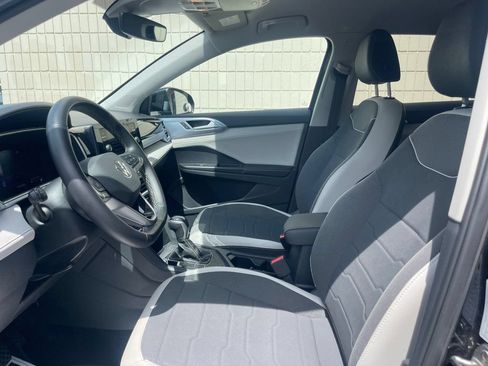 Used 2025 Volkswagen Taos SE FWD image 9