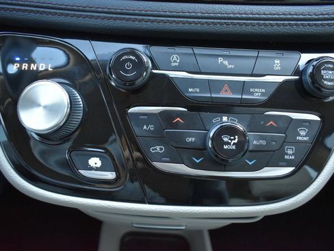 Used 2020 Chrysler Pacifica Limited image 22